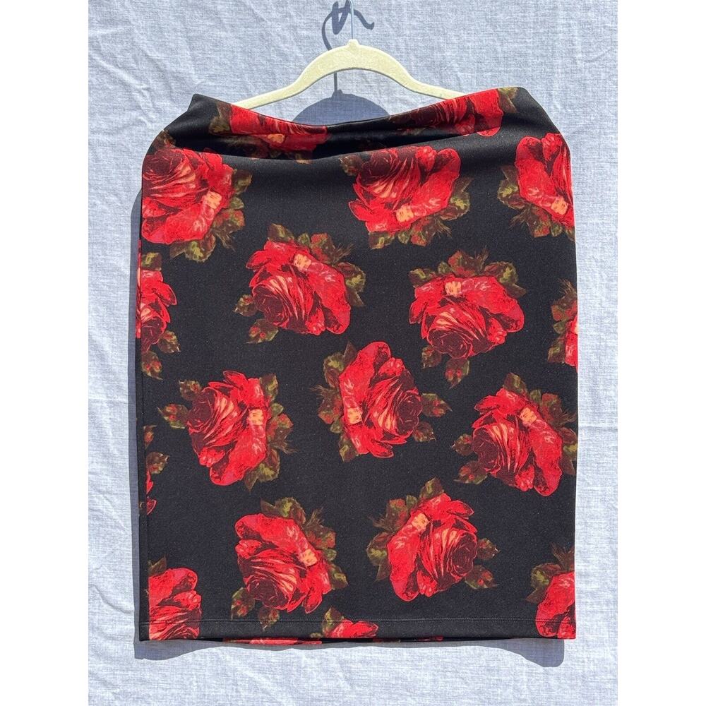 BETSY JOHNSON Skirt, Small, BLACK with‎ Red Floral, Knee Length Soft Classy EUC